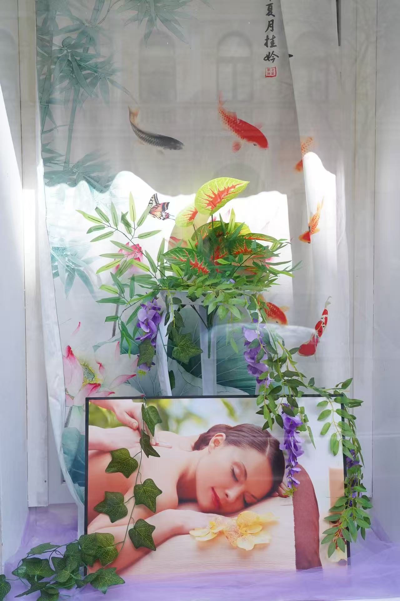 Lotus Massage Schaufenster mit Koi und Lotus Dekoration